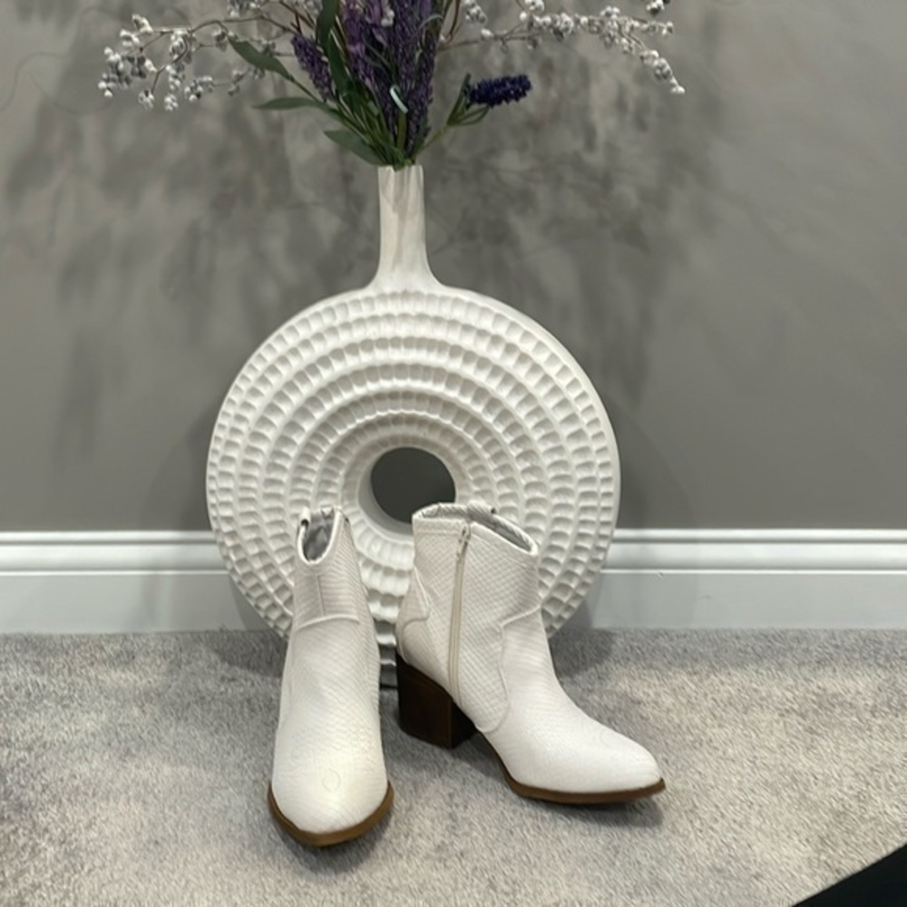 Dirty Laundry Unite white snake skin western booties. Size 7.5. Great condition